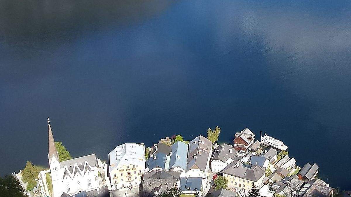 Von oben sieht das malerische Hallstatt völlig unberührt aus