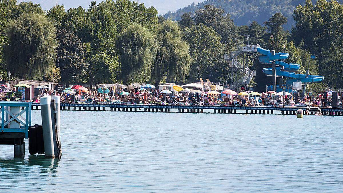 Volles Strandbad am Wochenende