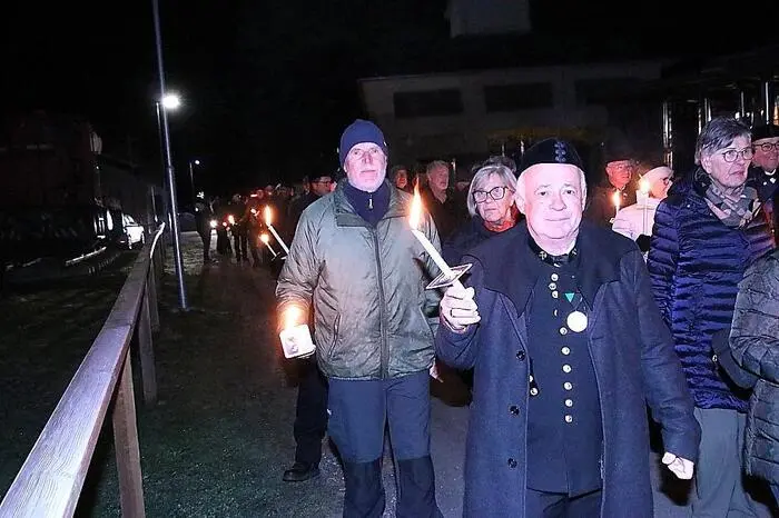 Mit einem imposanten Fackelmarsch zog der Festzug zum Bergarbeiterheim, wo der traditionelle Ledersprung über die Bühne ging.
