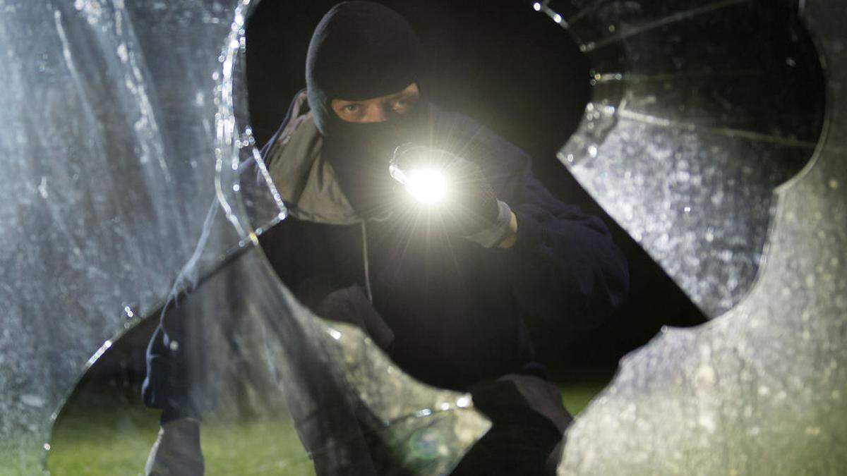 Der Täter drang durch ein zerschlagenes Fenster in den Kindergarten ein