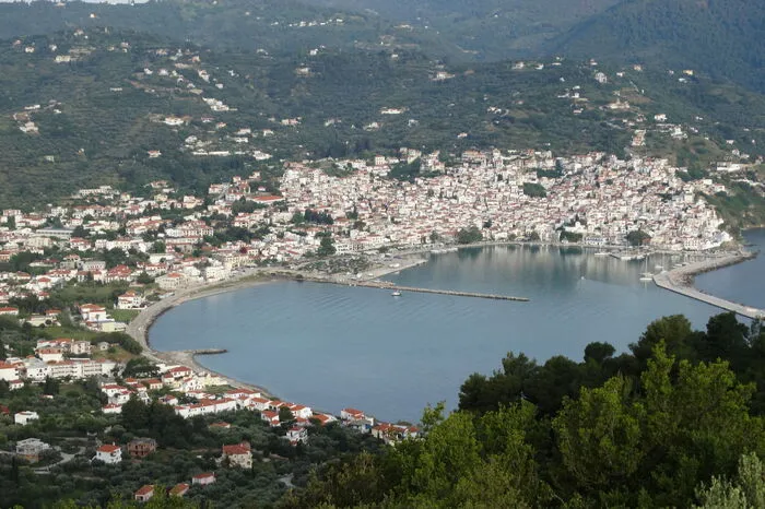 Bekannt wurde die Insel Skopelos durch den Hollywood-Hit "Mamma Mia". Meryl Streep, Pierce Brosnan, Colin Firth und Co. wohnten während der Dreharbeiten in Skopelos Stadt im "Skopelos Village Hotel".