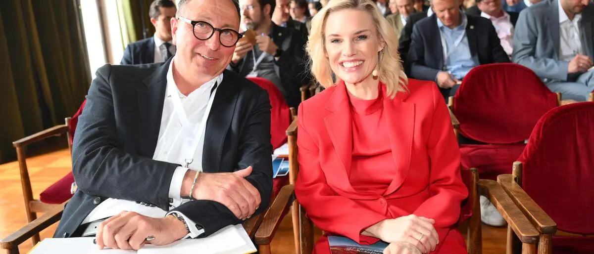 Co-Initiator Markus Gruber mit Katrin Prähauser bei der Eröffnung der Wirtschaftsgespräche im Vorjahr | Eröffneten im Vorjahr die Millstätter Wirtschaftsgespräche: Co-Initiator Markus Gruber mit Katrin Prähauser, die wie auch Bettina Blumenthal moderieren wird