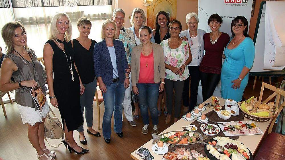 Nadine Egger (dritte von links) und Gastgeberin, Gastronomin Gabi Schabus mit Unternehmerinnen 