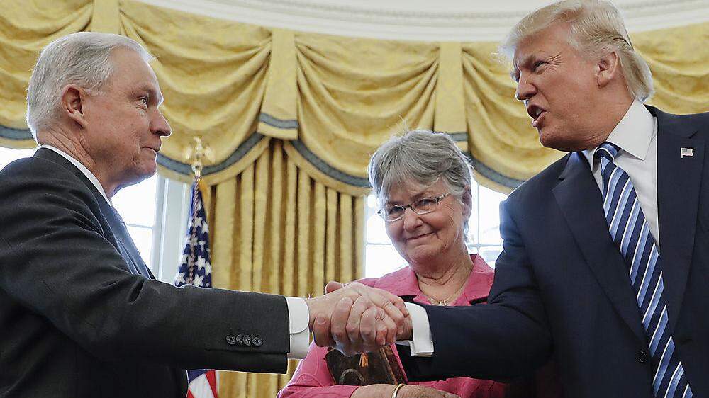 Jeff Sessions (links, daneben seine Frau) und Präsident Trump