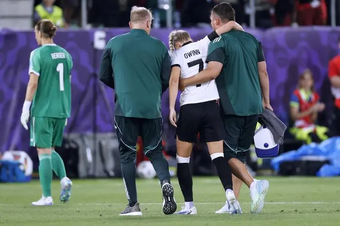 GWINN Giulia Kapitaenin Team Deutschland verletzte sich schwer in der ersten Halbzeit und musste ausgewechselt werden UEFA Frauen Fussball EURO 2025 in der Schweiz Vorrundenspiel Deutschland - Polen 2 : 0 am 04.07. 2025 in St.Gallen *** GWINN Giulia Kapitaenin Team Germany suffered a serious injury in the first half and had to be substituted UEFA Womens EURO 2025 in Switzerland Preliminary round match Germany Poland 2 0 on 04 07 2025 in St Gallen Copyright: xLacixPerenyix