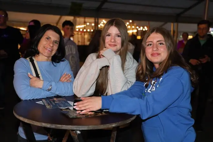 Bereits am späten Nachmittag strömten die ersten Gäste in das Partyzelt