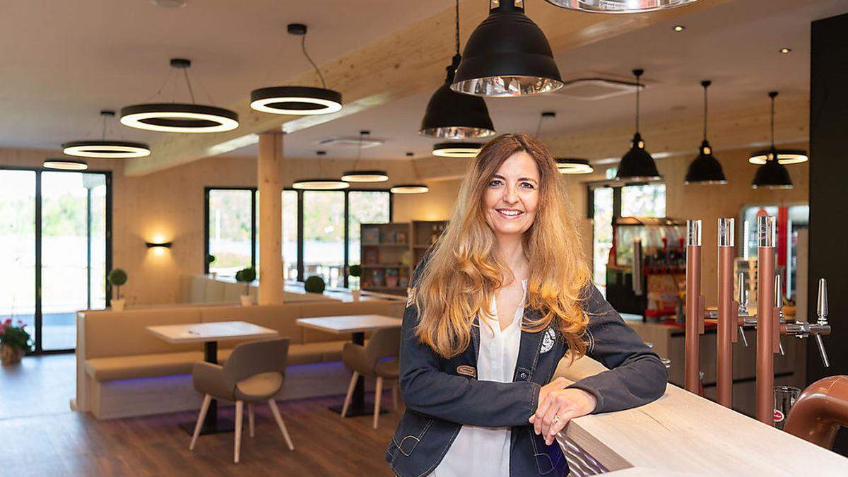 Chefin Martina Skrube präsentiert stolz das neue Restaurant samt Terrasse und Spielbereich