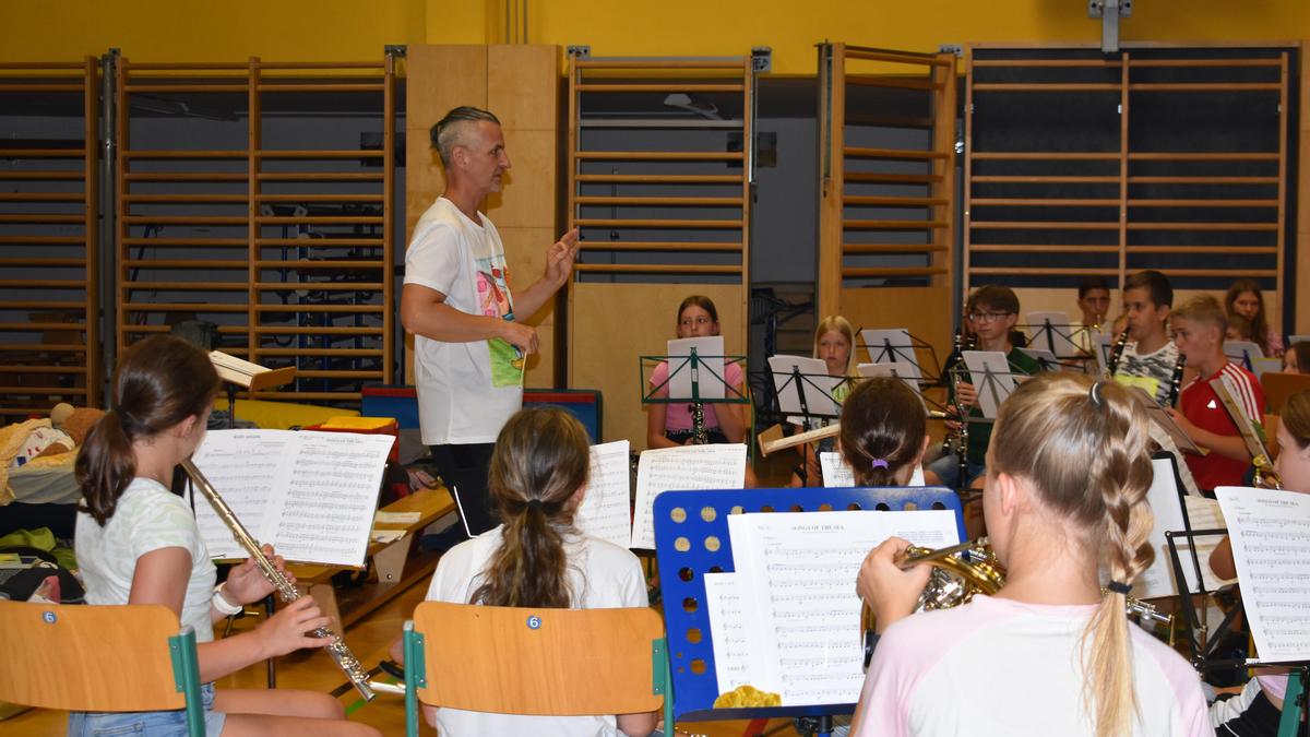 Im Turnsaal der Mittelschule St. Margarethen an der Raab wird drei Tage lang fleißig geprobt, Alexander Wiedenhofer dirigiert