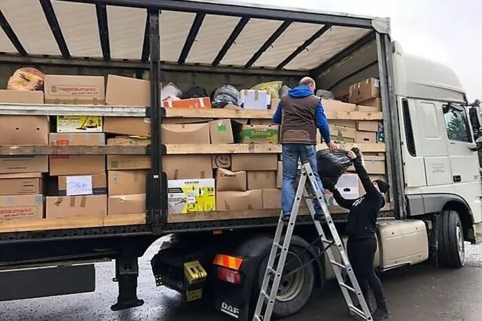 Wie berichtet, riefen auch die beiden Gnaserinnen Bianca Schwarzenbacher und Sandra Lückl zum Spenden auf. Die beiden führen die Betreuungsagentur „Betreuungsdienst Auszeit“ in der Südoststeiermark, die auch kroatische Betreuerinnen beschäftigt – das Motiv, um zu helfen, war also gleich geboren. „Die Hilfsbereitschaft war enorm“, schildert das Duo von den vielen Spendern, die sich gemeldet hatten. Und bereits am Wochenende machten sich zwei Sattelschlepper mit 26 und 40 Tonnen Sachspenden auf den Weg ins Erdbebengebiet. Drei weitere Transporter voll mit Hilfsgütern sind ebenfalls bereits am Weg. „Das übergeben wir persönlich in den betroffenen Gebieten.“