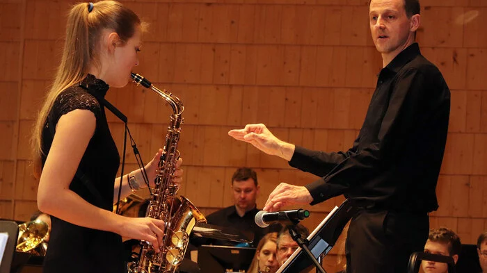 Von links: Bettina Aigner (16 Jahre) und der musikalische Leiter Roman Gruber beim Stück "Saxpack".