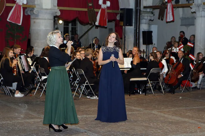 Angelica Ladurner und Anna Knott führten durch die Balleröffnung.
