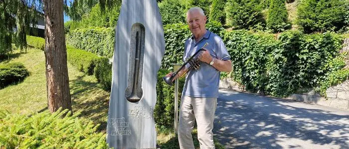 „Musik ist mein Leben – mein Leben ist Musik“ steht auf dem Kunstwerk vor Toni Maiers Haus