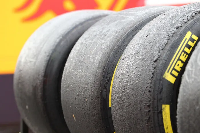 GRAINING Dieser Begriff ist in der Formel 1 schon lange ein Thema. Graining bedeutet so viel wie "Körnen" und ist eine Folge der Überlastung eines Reifens. Durch die Kräfte, die während eines Rennens in unterschiedlichster Form auf einen Slick einwirken, beginnt sich dieser zu schälen. Der geschmolzene Gummiabrieb klebt nachher in kleinen Klumpen auf der Oberfläche des Reifens.