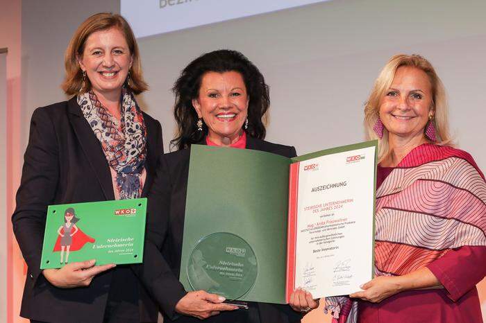 Als „Beste Innovatorin“ prämiert: Anita Frauwallner mit Gratulantinnen Barbara Eibinger-Miedl (l.) und Gabi Lechner (r.)