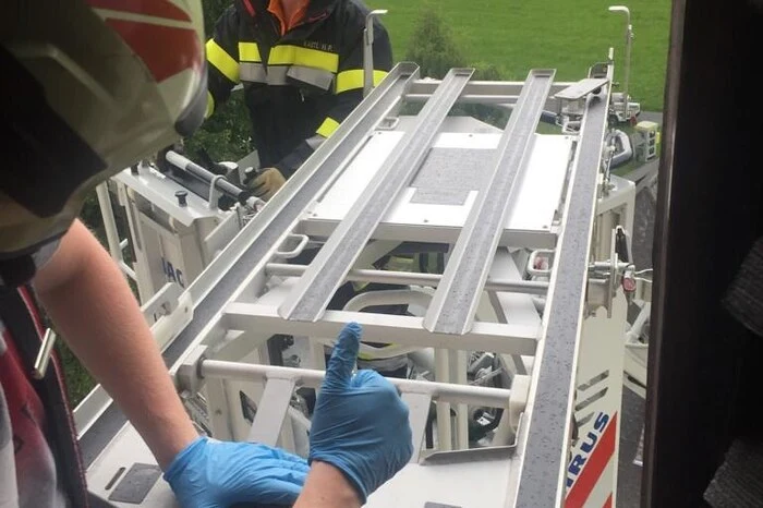 Mit ihrer Drehleiter half die Feuerwehr Deutschlandsberg aus.
