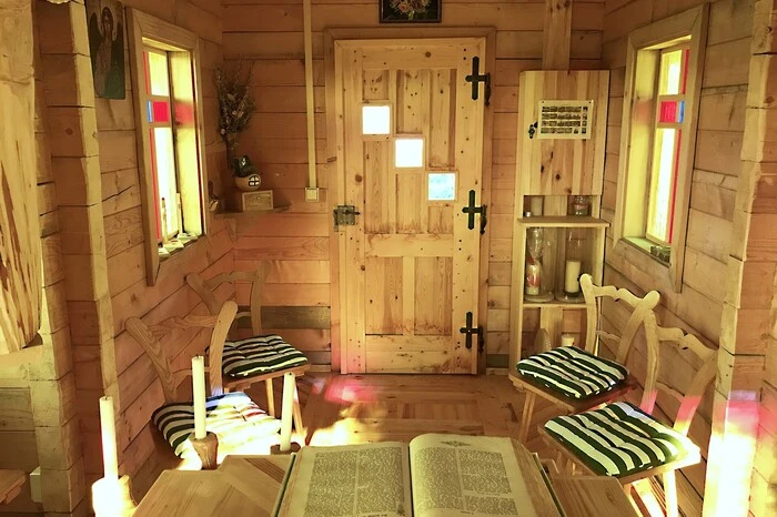 Die Kapelle ist öffentlich zugänglich und befindet sich in der Nähe seines Hauses.