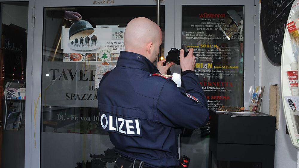 Polizist fotografiert Sachschaden