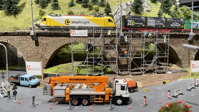 In stetiger und präziser Handarbeit wächst und wächst die Modelleisenbahnanlage im Brucker Wirtschaftspark. Ein Passionsprojekt für Innofreight-Chef Peter Wanek-Pusset