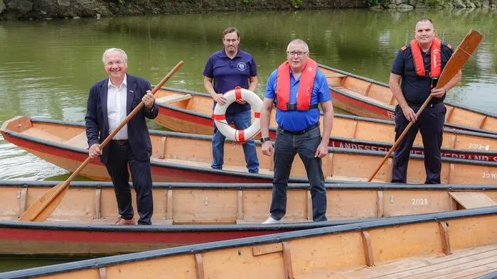 Bürgermeister Josef Ober, Obmann-Stv. Markus Herbst von der Fischereigemeinschaft Feldbach (mit Rettungsring), Martin Wurzinger (Obmann vom ESV Oedt) und Patrick Lehr, Kommandant der FF Feldbach
