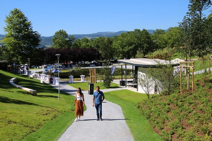 Einige bauliche Maßnahmen sollen noch ausgeführt werden. So ist ein Steg am Teich als Gastgartenfläche und ein Podium für Konzerte geplant.