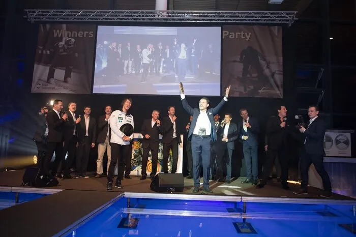 Als Überraschung gab's ein ganz besonderes Geschenk: Die ehemaligen Skispringer und Skisprung-Trainer sangen gemeinsam den Michael-Jackson-Hit "We are the World" für Kasai ein.