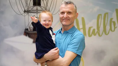 Die kleine Justina mit Primarius Martin Edlinger