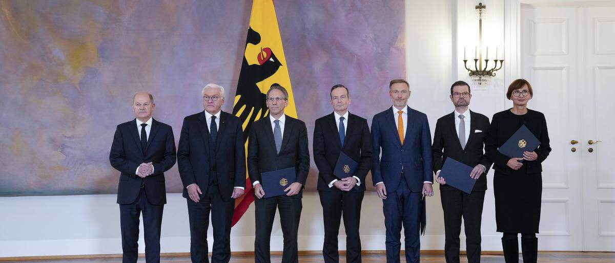 Die neuen und alten Regierungsmitglieder bei Bundespräsident Frank-Walter Steinmeier.