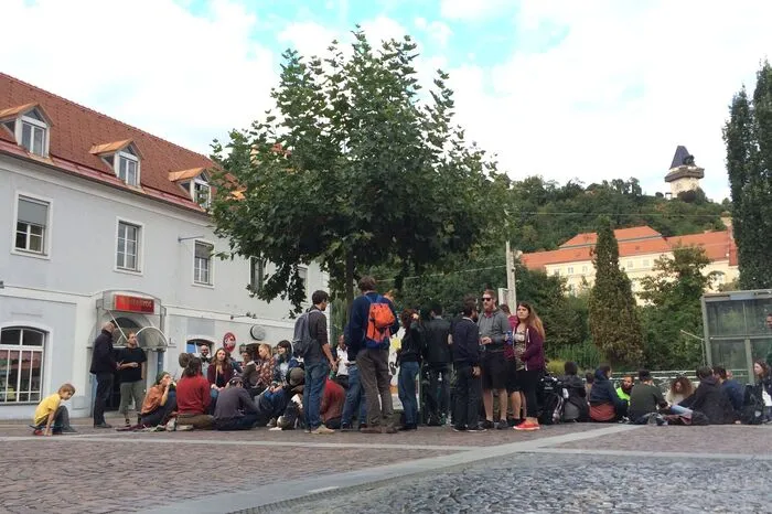Unter den Protestierenden: KPÖ-Gemeinderat Robert Krotzer und der Grünen Spitzenkandidatin Tina Wirnsberger und  Aktivisten vom Lendwirbel, Occupy Standtpark und Co.
