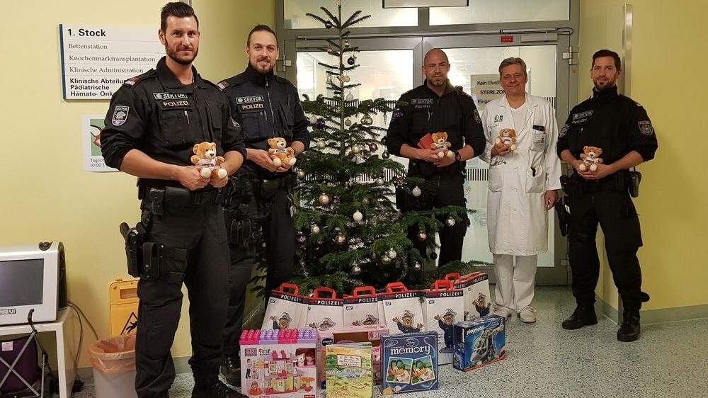 Vier Polizisten des Sektors Graz übergaben Weihnachtsgeschenke an Wolfgang Schwinger im LKH Graz