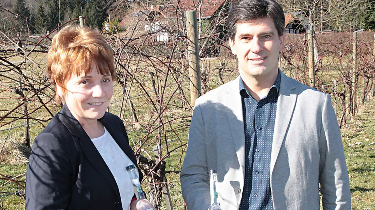 Lehrerin Marlies Lichtenegger mit Direktor Johannes Kollmann