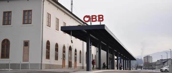 Für Fahrgäste in Fernverkehrszügen wurde zwischen Mürzzuschlag und Wiener Neustadt ein Schienenersatzverkehr eingerichtet