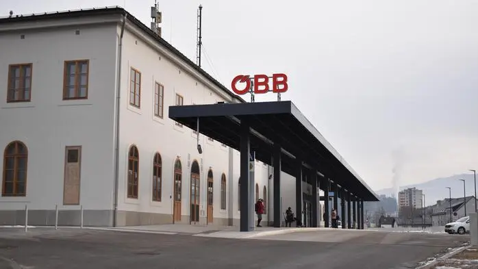 Für Fahrgäste in Fernverkehrszügen wurde zwischen Mürzzuschlag und Wiener Neustadt ein Schienenersatzverkehr eingerichtet