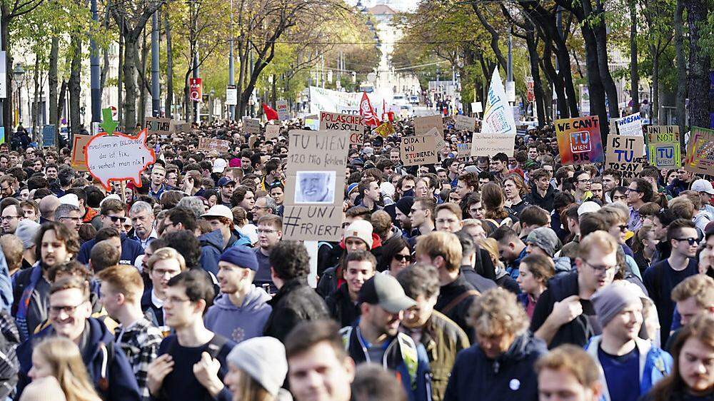 Erst vergangenen Montag gingen in Wien Tausende Menschen auf die Straßen und forderten mehr Geld für die Unis