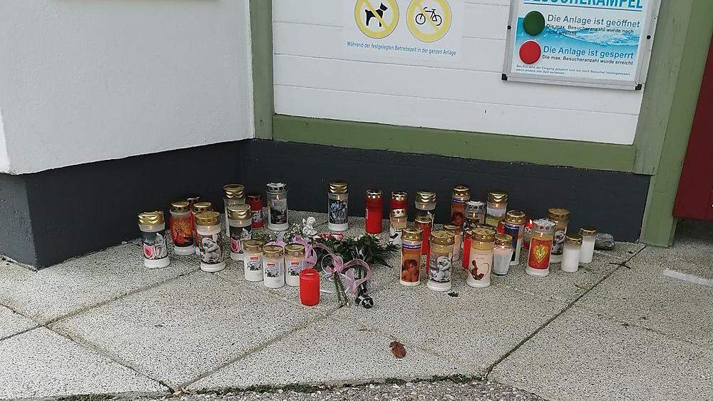Kerzen brennen am Tag danach im Gedenken an die beiden jungen Opfer 