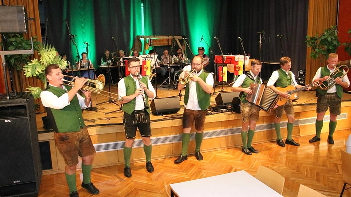 Mit den steirischen Gruppen „Ligister Schülcherleitnmusi“, dem Duo „I und mei Schwester“, dem „Schäfferer Viergesang“ und der „Original Sautanz-Musi“ aus dem Burgenland kam es zu einem kulturellen Treffen der Steiermark mit dem Burgenland.