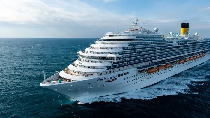 Die Costa Venezia ist ein Hochhaus der Meere, das mehr als 5000 Passagiere fasst, 600 Millionen kostete und ausschließlich für den chinesischen Markt bestimmt ist. Unter lautem Tröten des Schiffshorns dreht Captain Giulio Vanestra das 323 Meter lange Schiff im Hafenbecken von Monfalcone langsam um seine Achse. 