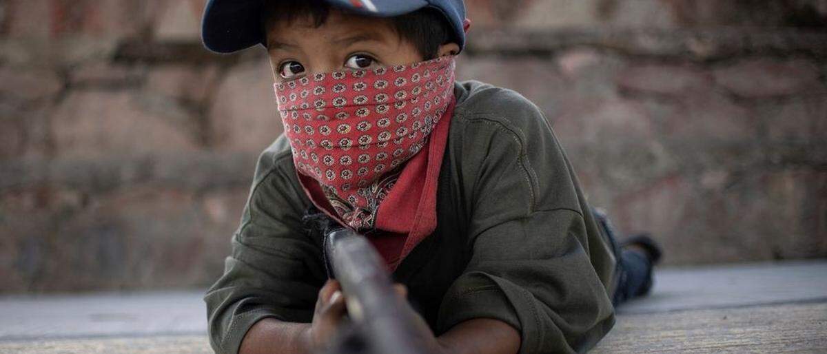 Mexikanische Bürgerwehr trainiert ihre Kinder im Kampf gegen Drogenkartelle an Waffen
