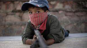 Mexikanische Bürgerwehr trainiert ihre Kinder im Kampf gegen Drogenkartelle an Waffen