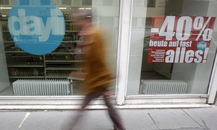 APA13657424-2 - 11072013 - WIEN - ÖSTERREICH: THEMENBILD - Ein Passant geht am Donnerstag, 11. Juli 2013, an einer dayli-Filiale in Wien vorbei. Derzeit ist bei dayli eine Rabattaktion angelaufen: Bis auf Weiteres sind die Warenpreise um 40 Prozent reduziert. APA-FOTO: GEORG HOCHMUTH