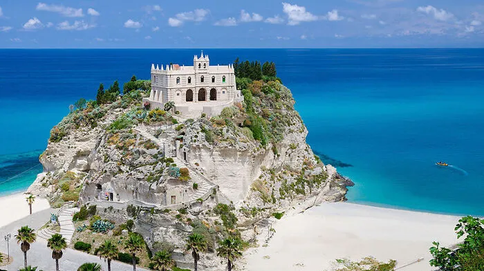 Unter den neu aufgenommenen Orten findet sich Tropea, auch die Perle der tyrrhenischen Küste genannt. Der pittoreske Ort an der Küste der Götter in Kalabrien wird von der Wallfahrtskirche Santa Maria dell’Isola hoch über dem Meer und der Altstadt mit verwinkelten Gässchen geprägt.