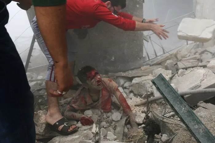 In der umkämpften Stadt Aleppo seien mindestens 42 Menschen bei Bombardierungen durch Kampfflugzeuge gestorben, sagte ein Sprecher der lokalen Hilfsorganisation Weißhelme am Samstag der Deutschen Presse-Agentur. Unter den Opfern seien auch mehrere Kinder.