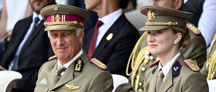König Philippe von Belgien mit seiner Tochter, Kronprinzessin Elisabeth, bei der Abschlusszeremonie von Prinz Gabriel an der Königlichen Militärakademie in Brüssel