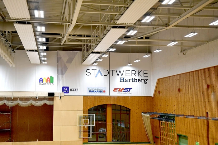 Das alte Holzdach wurde weggerissen und durch eine Stahlkonstruktion ersetzt.