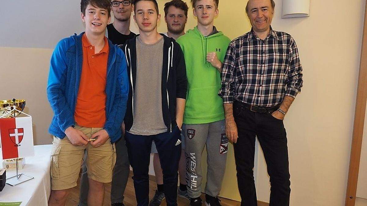 Die erfolgreichen Schachspieler des BG/BRG Leoben I: Philipp Raeke, Georg Zeiler, Admir Mesanovic, Robert Rauchlahner und Niklas Zechner mit Trainer Karl-Heinz Schein (von links)