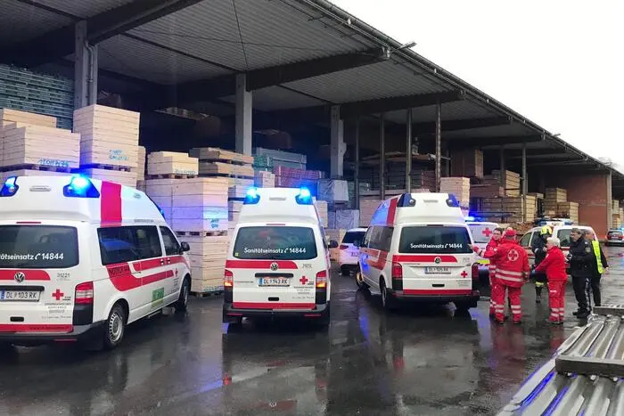 Drei Arbeiter wurden bei dem Brand verletzt und vom Roten Kreuz und vom Notarzt erstversorgt und dann ins LKH Deutschlandsberg eingeliefert.