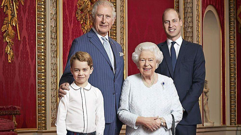Prinz Charles, Prinz William, Prinz George und Queen Elizabeth II. 
