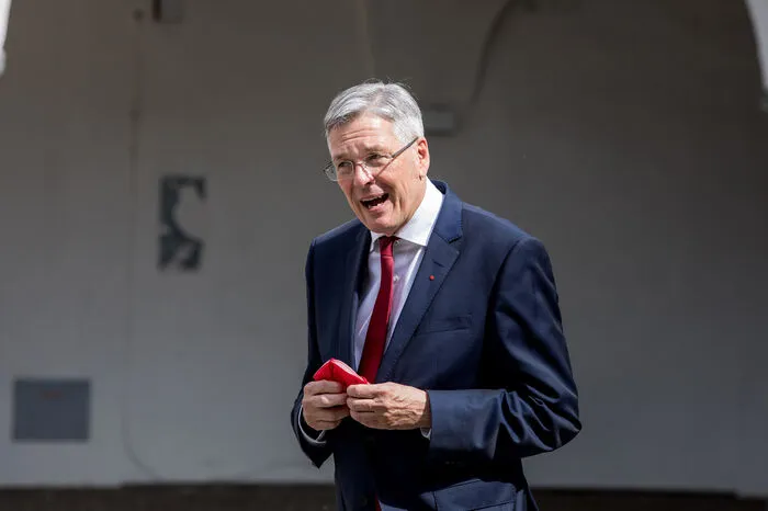 Landeshauptmann Peter Kaiser betonte bei der Eröffnung, die Installation solle "Bewusstsein schaffen für die nicht selten existenzbedrohende Lager der Künster*innen."