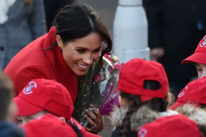 Dabei verriet Meghan gegenüber einer Gruppe von Volksschülern: "Sie sagte, sie sei im sechsten Monat schwanger und werde voraussichtlich Ende April, Anfang Mai entbinden".