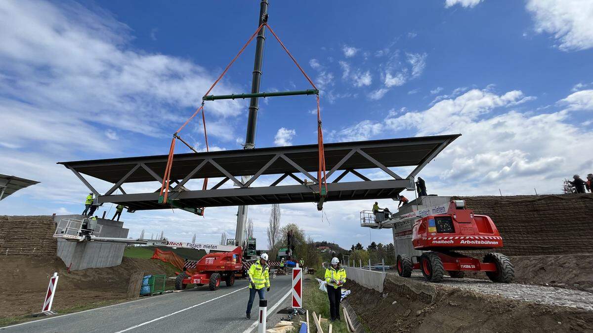 Montag, kurz nach 14 Uhr: die Brücke sitzt