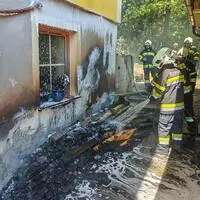Das Feuer hatte bereits auf die Fassade des Wohnhauses übergegriffen
